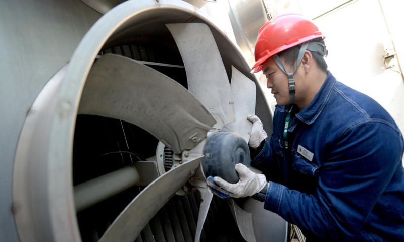 11月24日，國家電網陜西送變電工程公司工作人員在±500千伏寶雞換流站進行設備檢修。（新華社記者 劉瀟 攝）