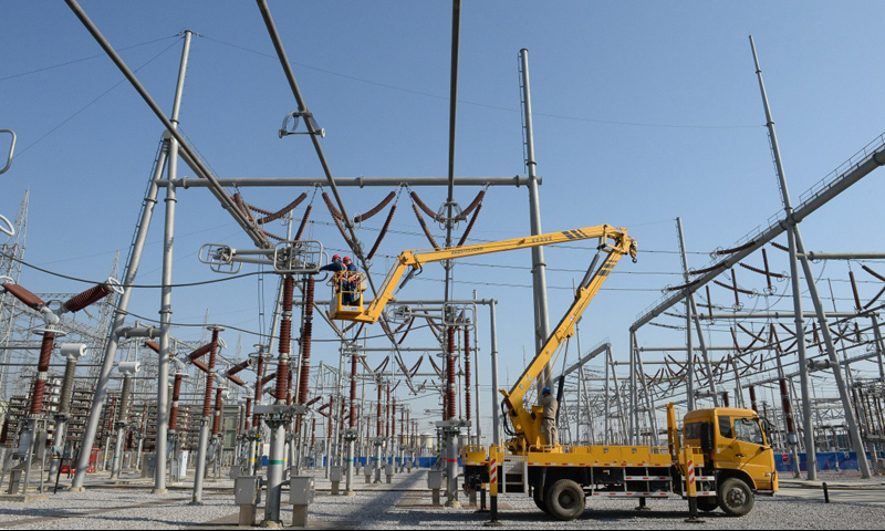 11月24日，國家電網陜西送變電工程公司工作人員在±500千伏寶雞換流站進行設備檢修。（新華社記者 劉瀟 攝）