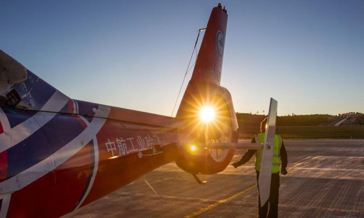 機務進行航前檢查。（岳書華 攝）