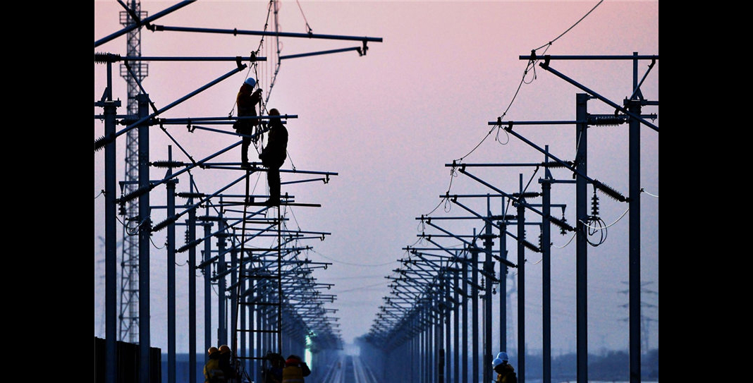 11月26日，中鐵電氣化局集團的施工人員在濟青高鐵臨淄北至青州區間進行接觸網作業。（新華社記者 李安 攝）