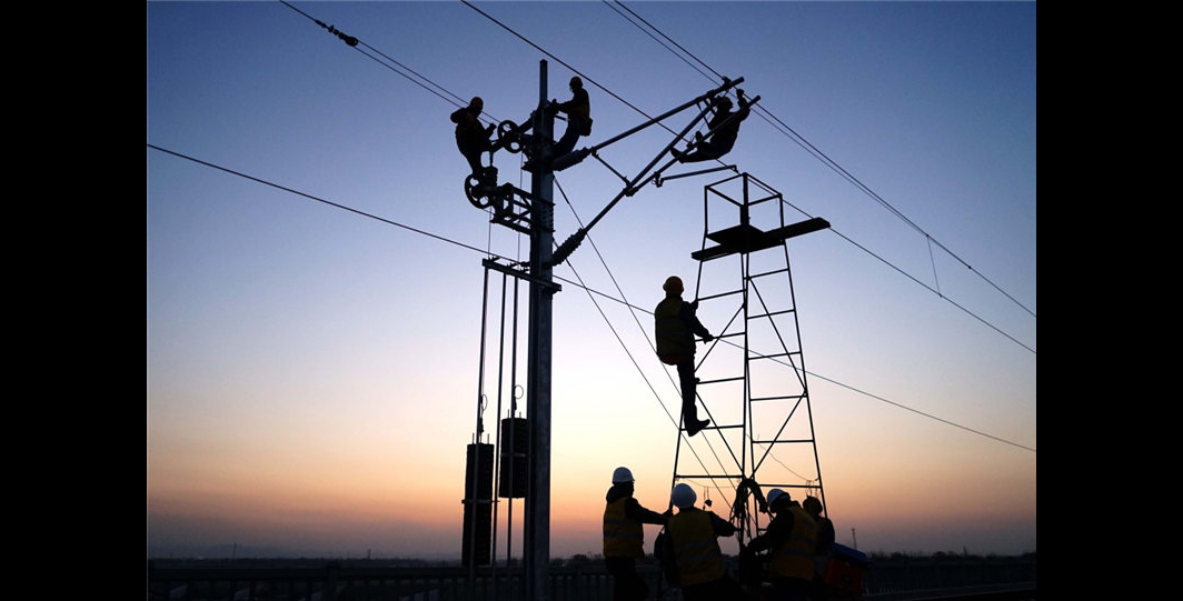 從11月21日開始，由中鐵電氣化局集團承建的濟南至青島高鐵接觸網架設全面鋪開，標志著濟青高速施工建設進入最后一個關鍵階段。圖為11月26日，中鐵電氣化局集團的施工人員在濟青高鐵臨淄北至青州區間進行接觸網作業。（新華社記者 李安 攝）