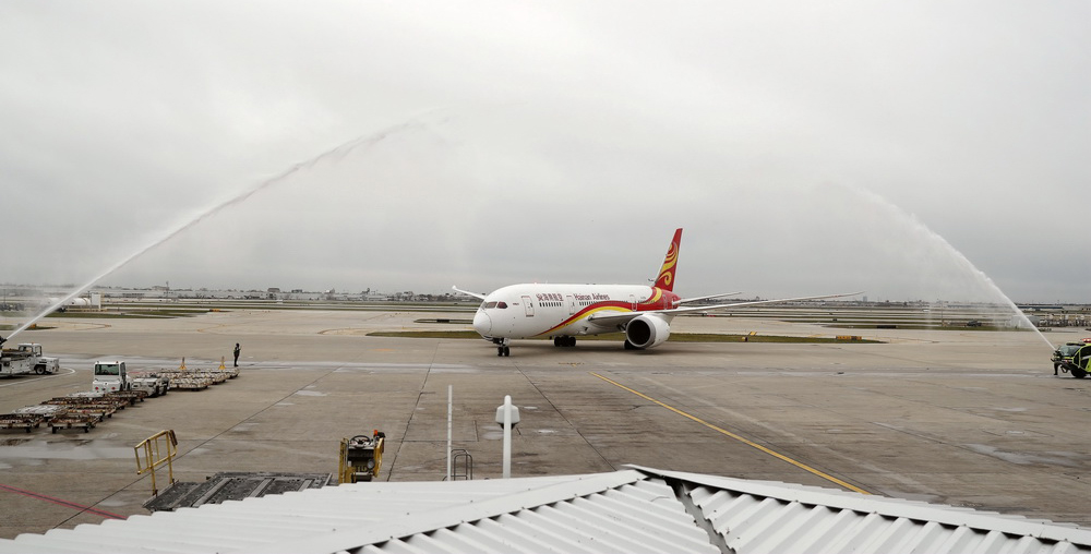 本次用于跨洋商業載客飛行的生物航煤由中國石化下屬鎮海煉化公司生產，以餐飲廢油為原料，并以15:85比例與常規航煤調和而成。11月21日，海南航空HU497航班在美國芝加哥奧黑爾國際機場降落。圖為當地時間11月21日，海南航空HU497航班在美國芝加哥奧黑爾國際機場降落。（新華社記者 汪平 攝）