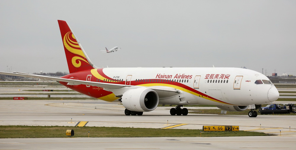 無用的“地溝油”如今變成有用的航油。北京時間2017年11月22日02:11，美國中部時間2017年11月21日12:11，加注中國石化1號生物航空煤油的海南航空HU497航班波音787型客機，跨越太平洋，平穩降落在美國芝加哥奧黑爾國際機場。這標志著中國自主研發生產的1號生物航煤首次跨洋商業載客飛行取得圓滿成功。（新華社記者 汪平 攝）