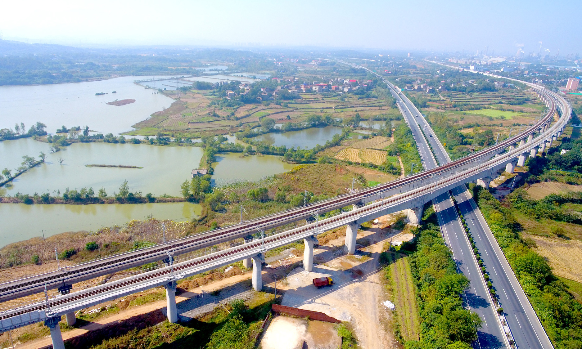 日前，由中國鐵建所屬中鐵十七、二十四、二十五、大橋局集團等單位參建的九景衢鐵路江西段正式進入試運行階段，標志著九景衢鐵路開通運營進入倒計時。九景衢鐵路是一條設計時速200公里的雙線電氣化快速鐵路，自江西九江站引出，終抵浙江衢州站，線路全長333.3公里圖為跨九景高速公路特大橋。（黃植 攝）