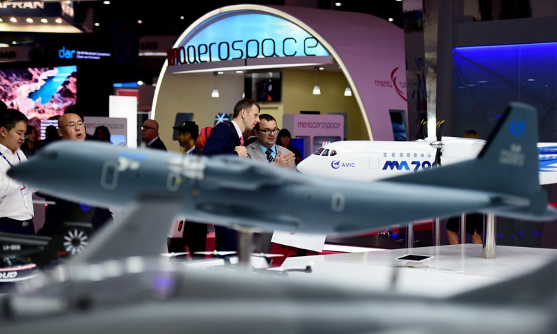 11月13日，在阿聯酋迪拜航展上，人們在中國航空工業集團展區參觀。（新華社記者 趙丁喆 攝）