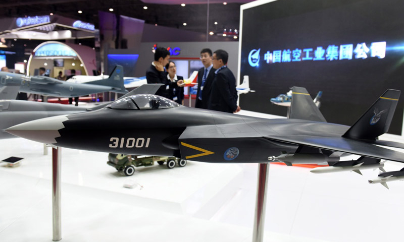 這是11月13日在阿聯酋迪拜航展中國航空工業集團展區拍攝的“鶻鷹”戰斗機模型。（新華社記者 趙丁喆 攝）