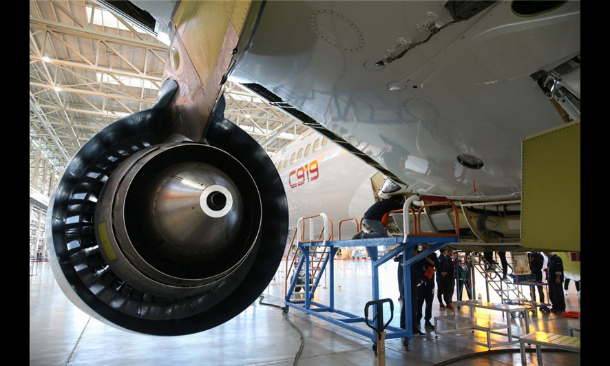 工作人員在中國商飛公司上海飛機制造有限公司總裝車間內對C919大型客機102架機進行調整工作。（新華社記者 丁汀 攝）