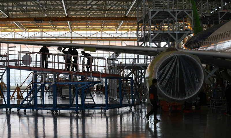 工作人員在中國商飛公司上海飛機制造有限公司總裝車間內對C919大型客機102架機進行調整工作。（新華社記者 丁汀 攝）