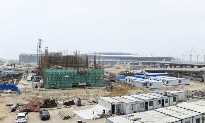 該輸變電工程是港珠澳大橋的配套電源工程，主要承接人工島以及港珠澳大橋本體工程的供電的重要任務。圖為110kV人工島變電站施工現場。（莫默 攝）