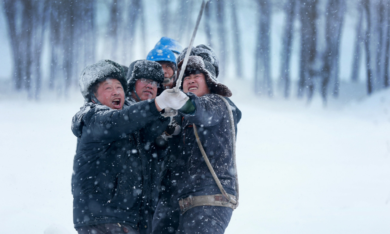 國網黑龍江興凱湖電業局為農墾八五五農場水源地機井架線供電。