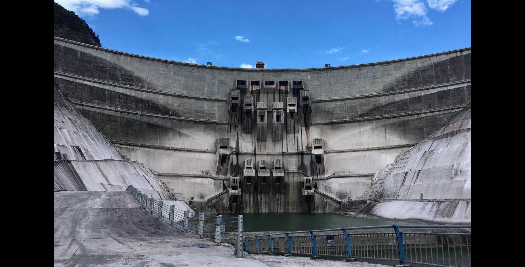 世界首座300米級混凝土雙曲拱壩、700米復雜高邊坡治理、88條超大地下洞室群，30層樓高地下廠房，4600萬千瓦泄洪消能……一組組數字上的創造性突破使得小灣工程成為了一個最具難度、最具挑戰性的世界級工程，被業內專家稱為“中國水電的巨人肩膀”、“世界最大看三峽、世界最難看小灣”。（國務院國資委網站 陳丹妮 攝）