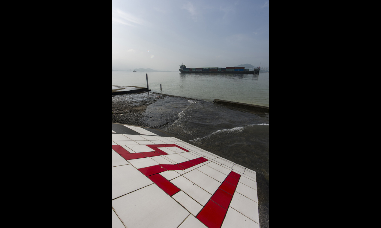 10月21日，貨輪從三峽大壩上游的水文標尺前駛過。（鄭家裕 攝）