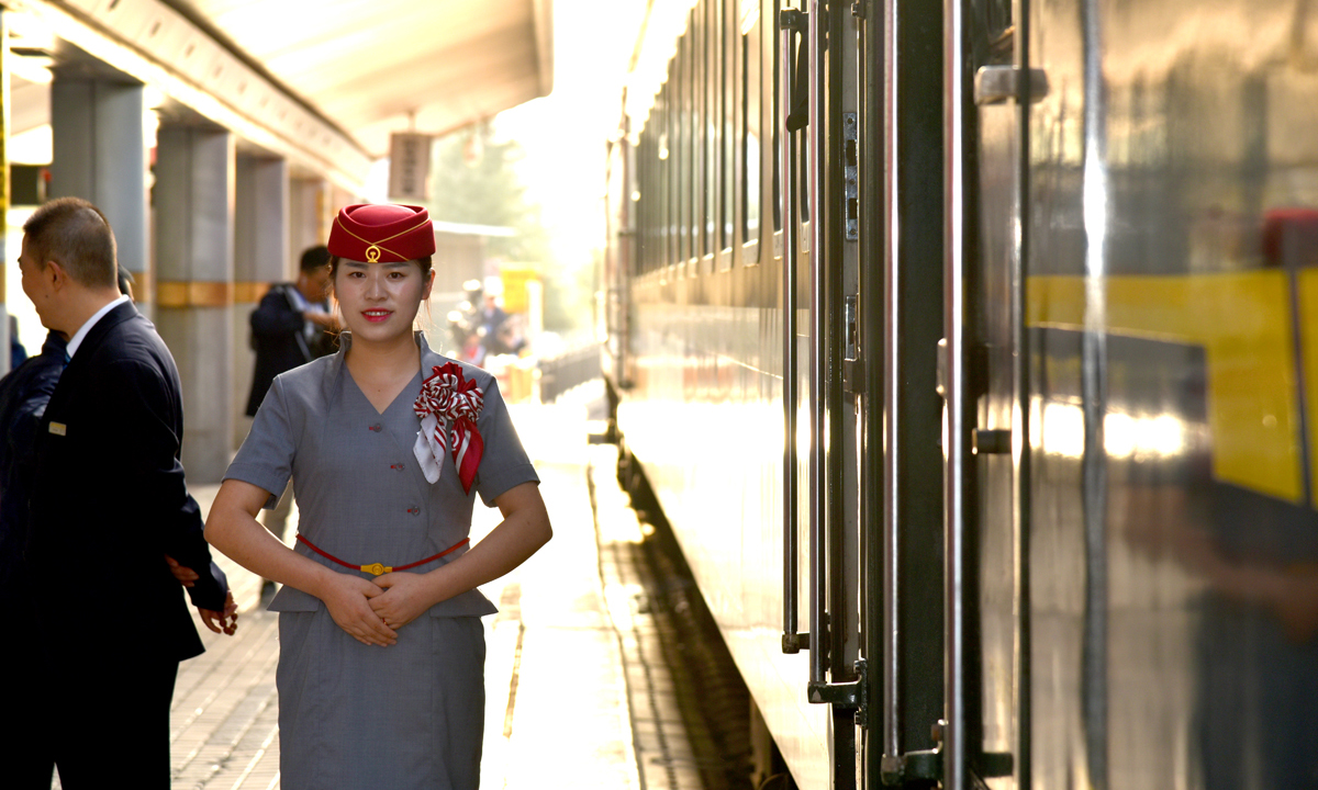 蘭渝鐵路北起蘭州樞紐，途經甘、陜、川、渝。三省一市22個縣（區），正線全長855公里。設計時速每小時160-200公里，是一級雙線電氣化客貨共線快速鐵路。蘭渝鐵路開通運營，蘭州至重慶旅客列車運行時間將由現在的20.5小時縮短為12小時左右。圖為列車員端莊地等待始發。