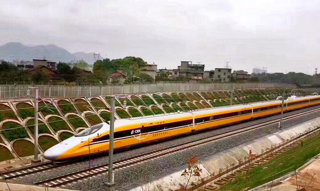 9月21日，武（漢）九（江）客運專線開通運營。動車飛馳在平順的線路上，小桌板上的“水杯不灑，立筆不倒”。穿越時空，時間回到4月19日，動檢車給出了“考試成績”：TQI指數2.9，各項均衡指數全優率100%！中國鐵建十八局集團創造了有砟軌道世界新紀錄。圖為動態檢測列車對中國鐵建十八局等單位承建的武九客專進行動態檢測。