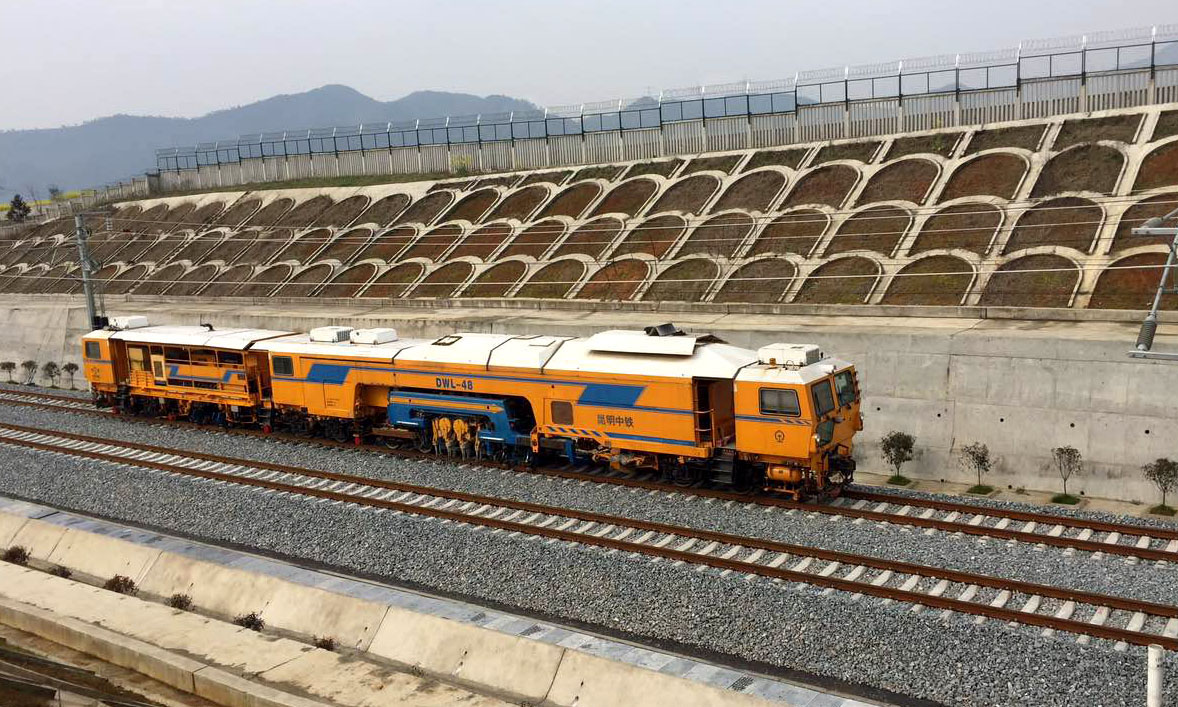 有砟軌道線路的顯著特點是“高、平、順”，對精度控制和方向水平的控制非常嚴格，傳統的施工方法根本無法滿足其技術要求。為了百分百保證軌道精調質量，“精調達人”“咬住”流程不放松，做細節大師，嚴格落實“動態方案預控，現場效果復核”的雙控工作機制，對每一道工序都進行統籌規劃。按客專要求，線路搗固只需8遍，為打造一流客專，他們嚴格按照高速鐵路無砟軌道的標準，對全部線路都搗固了10多遍。圖為十八局二公司在武九客專利用大型搗固機進行路基搗固。