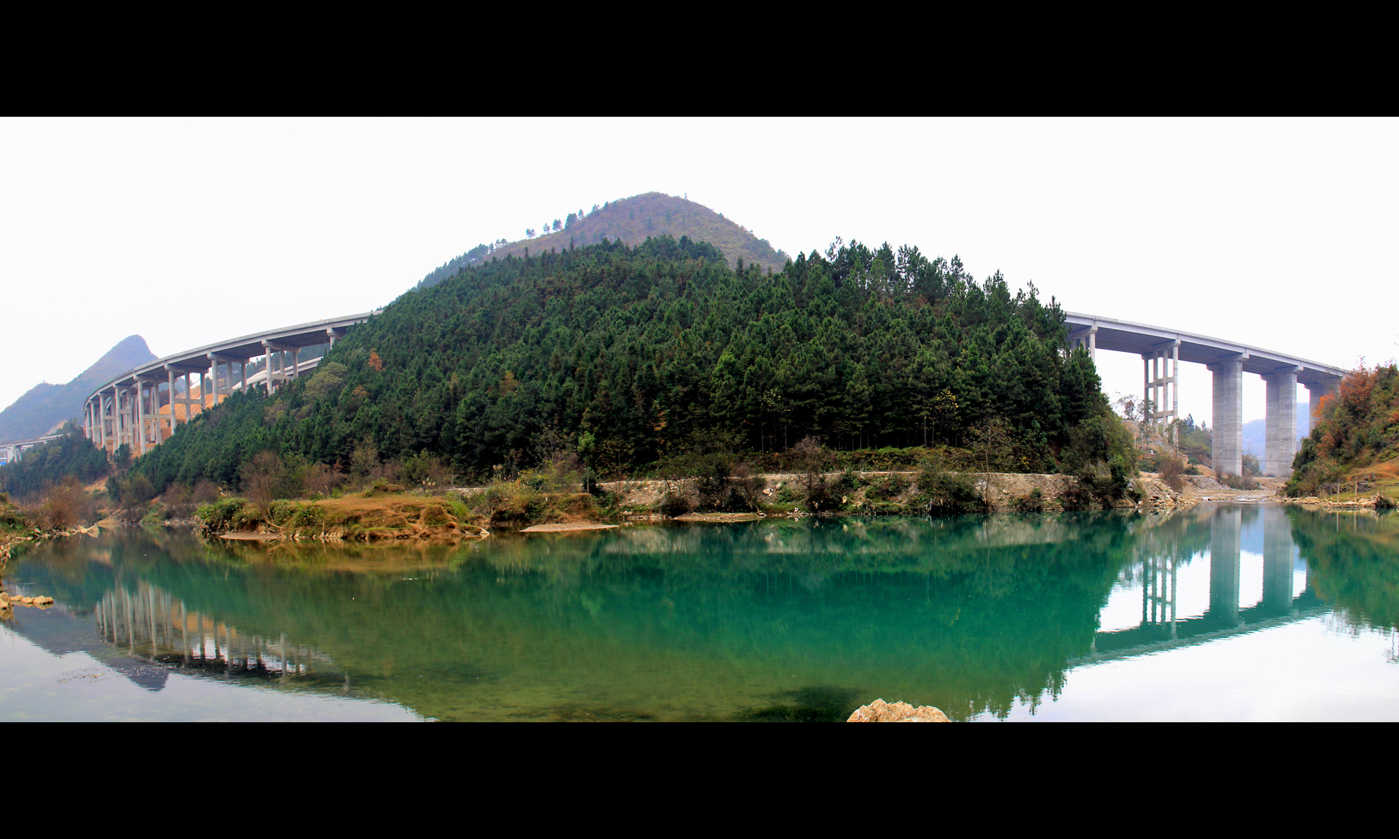 該高速公路的開工建設，對推動黔西南經濟社會更好更快發展具有重要意義。