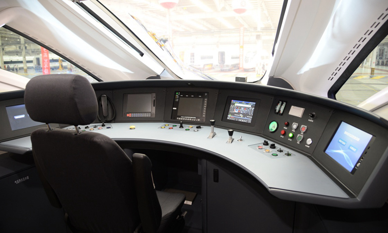 9月9日，我國首列4輛編組的CRH6A-A和CRH6F-A城際動車組完成廠內的動態調試，在中車青島四方機車車輛股份有限公司下線，這是我國首批采用小編組的CRH6型城際動車組。圖為CRH6A-A型城際動車組的駕駛室。（新華社記者 張旭東 攝）