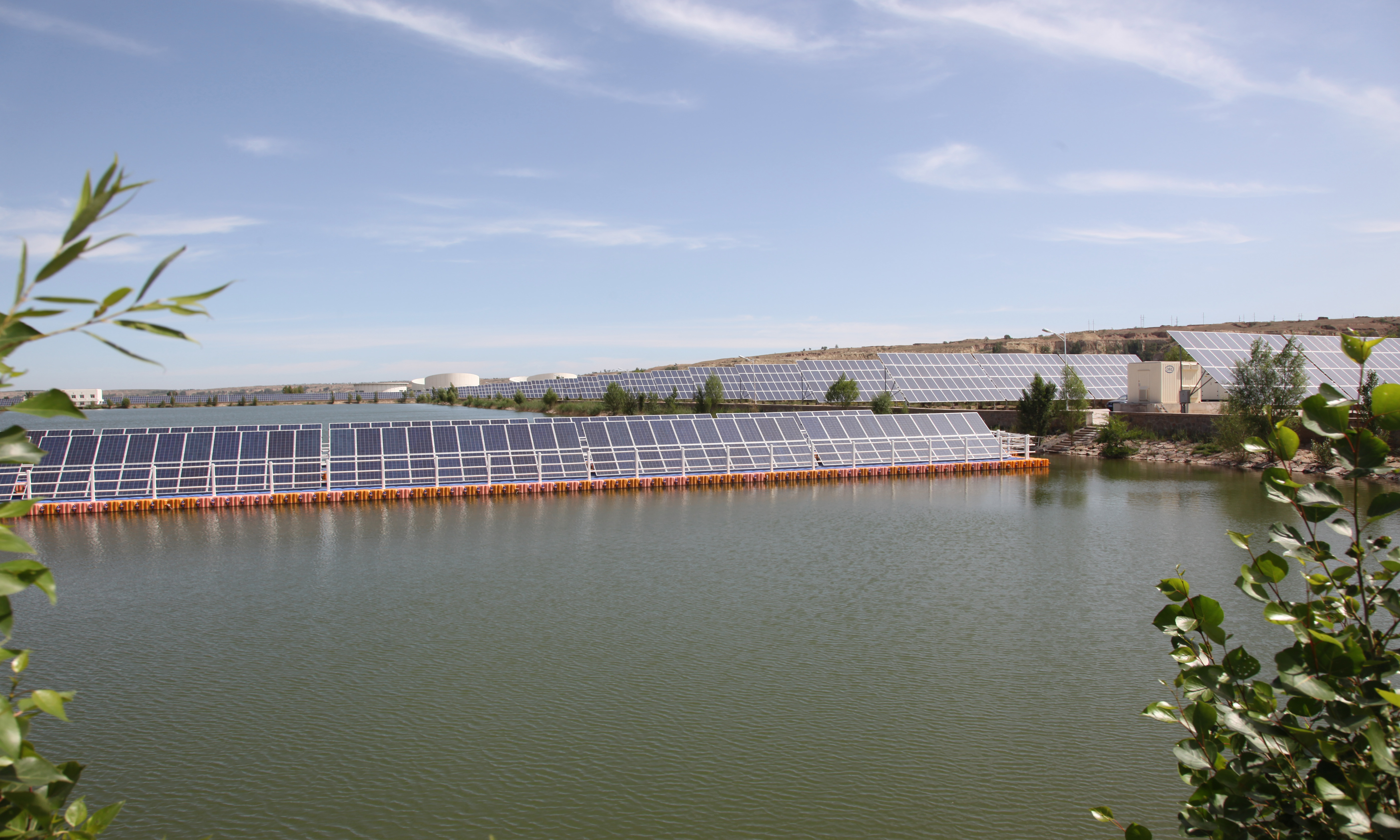 2013年，托電公司在國內率先發展“光煤耦合技術”，即通過太陽能與火電耦合技術，使用太陽能發電代替部分廠區用電，從而實現“光煤互補”，達到節約燃料、降低排放的目的，年均節約標煤2000噸，同時每年還可減排二氧化碳近1.5萬噸，成為國內首個成功實施“光煤耦合技術”的火電企業。圖為10MW“金太陽”光伏工程。（供圖：中國大唐集團公司）