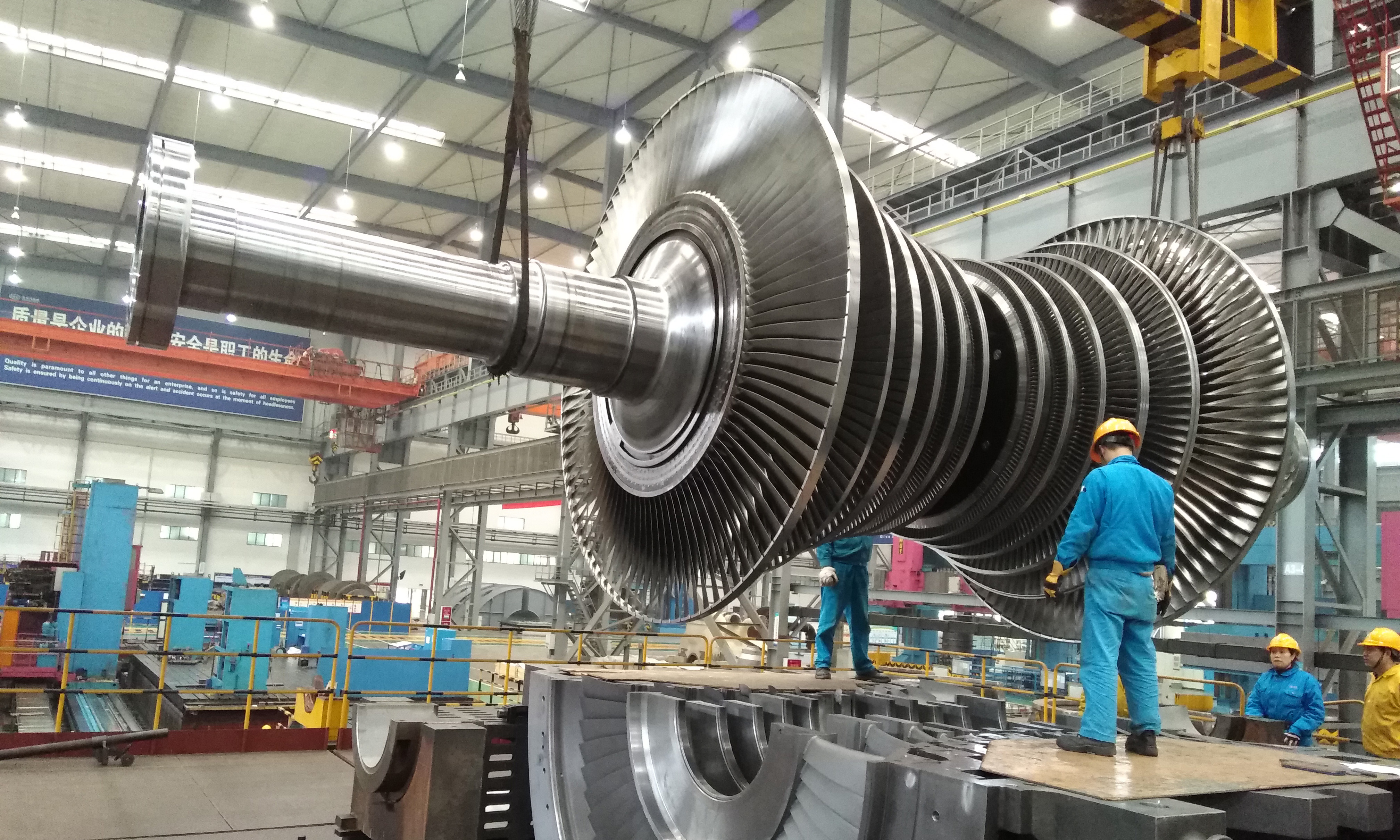 考慮到4號濕冷機組與5號空冷機組排汽背壓不同，且主廠房相距較近的實際情況，托電公司首創“濕冷結合技術”，對4號、5號機組開展聯合提效改造，達到了濕冷、空冷機組優勢互補，實現了夏季節煤、冬季節水的聯合節能效果。圖為托電4號機組綜合升級改造。（供圖：中國大唐集團公司）