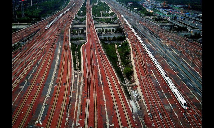 2017年8月17日，兩列動車組列車駛入鄭州東站。（新華社記者 李安 攝）