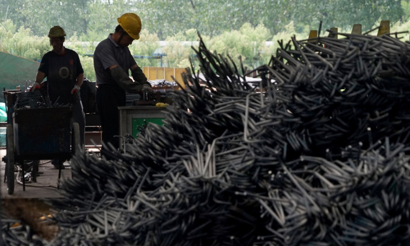 2017年8月15日，施工人員在鄭萬高鐵一處制梁場內作業。（新華社記者 李安 攝）