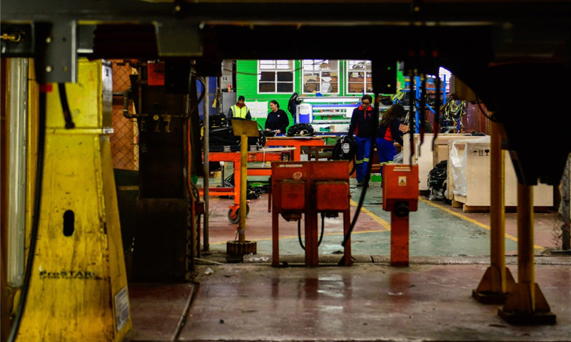 中車對南非不僅實現產品輸出，還實現技術、資本和服務輸出；不僅實現整車產品技術輸出，還實現“整車＋核心部件”全產業鏈輸出，為當地建立先進的軌道交通裝備產業園，既實現商業合作、又實現文化融合。圖為7月27日，南非技術人員在比勒陀利亞南非運輸集團工廠組裝車間內工作。（新華社記者 翟健嵐 攝）