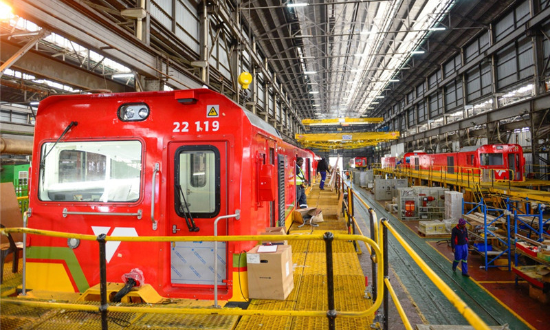 在中車的全球版圖中，南非是其最大的產品出口國，也是其出口模式最豐富的市場之一。圖為7月27日，在南非比勒陀利亞南非運輸集團工廠組裝車間，當地技術人員在一臺待組裝的中國機車里工作。（新華社記者 翟健嵐 攝）