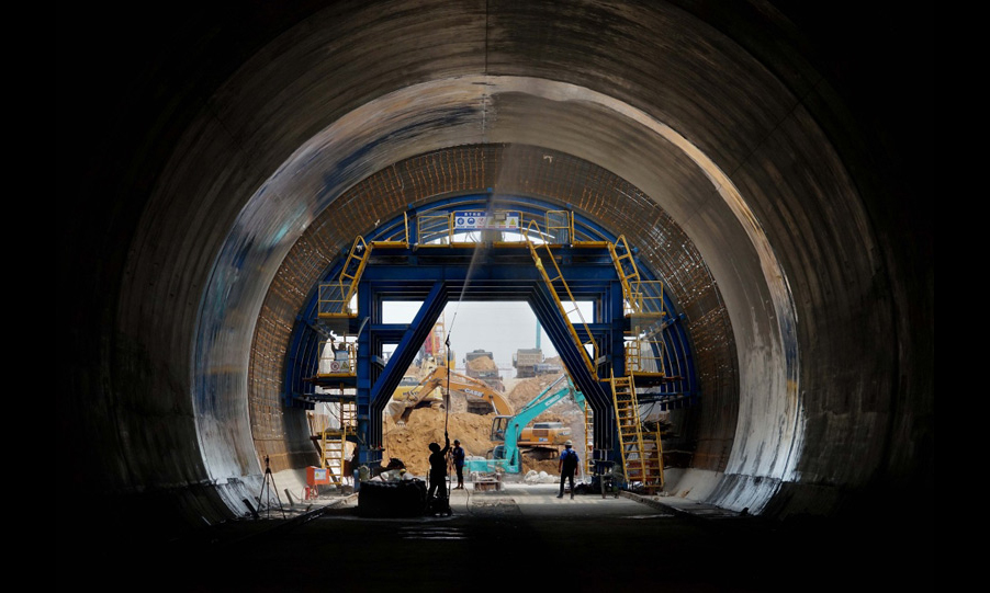 中鐵七局的工作人員在鄭萬高鐵河南段（禹州）孝山明洞施工現場作業（新華社記者 李安 攝）。