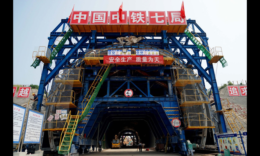 目前，鄭萬（鄭州-萬州）高鐵河南段正在加緊施工。鄭萬高鐵是鄭渝高鐵（鄭州-重慶）的重要組成部分，同時也是聯系中原地區和西南地區的主要高速客運通道，全線長818公里，設計時速為350公里（新華社記者 李安 攝）。