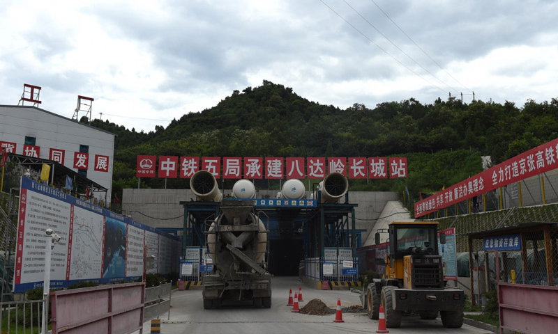 目前，在北京八達嶺長城核心區和老京張鐵路下方，京張高鐵長城站正在崛起。高鐵站總長470米，地下建筑面積3.6萬平方米，軌面位于地下102米處，不僅是北京2022年冬奧會的重要交通設施之一，也是京包蘭快速客運通道的重要組成部分。近日，記者走進施工現場，探訪這座正在建設中的地下高鐵站。（新華社記者 李文 攝）