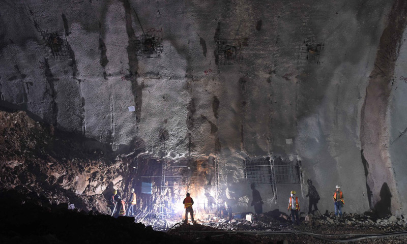 工作人員在京張高鐵長城站內進行施工（新華社記者 李文 攝）。