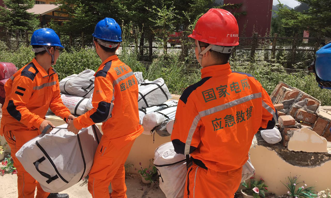 8月8日21時19分在四川阿壩州九寨溝縣（北緯33.20度，東經103.82度）發生7.0級地震，震源深度20千米。國務院國資委高度重視，震后第一時間，中央企業迅速啟動應急預案投入搶險救災。圖為國網廣元供電公司救援隊開展搶修工作。
