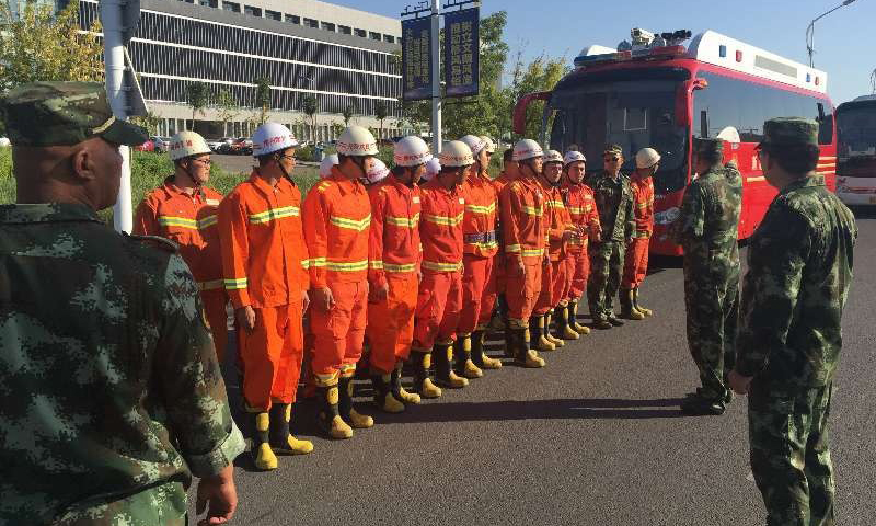 中國地震臺網正式測定：08月09日07時27分在新疆博爾塔拉州精河縣（北緯44.27度，東經82.89度）發生6.6級地震，震源深度11千米。圖為新疆油田公司消防支隊出動救援力量趕赴地震災區救援。