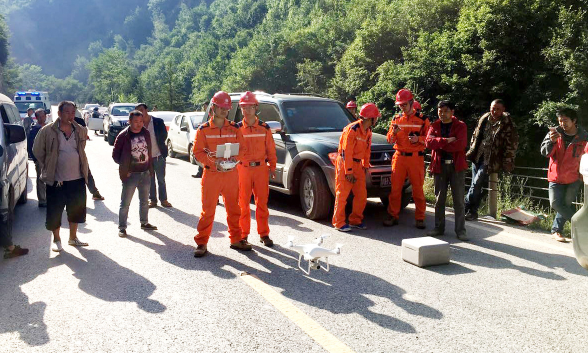 國網廣元供電公司搶險人員配合公安等部門，使用無人機偵查前方受災、斷路情況。