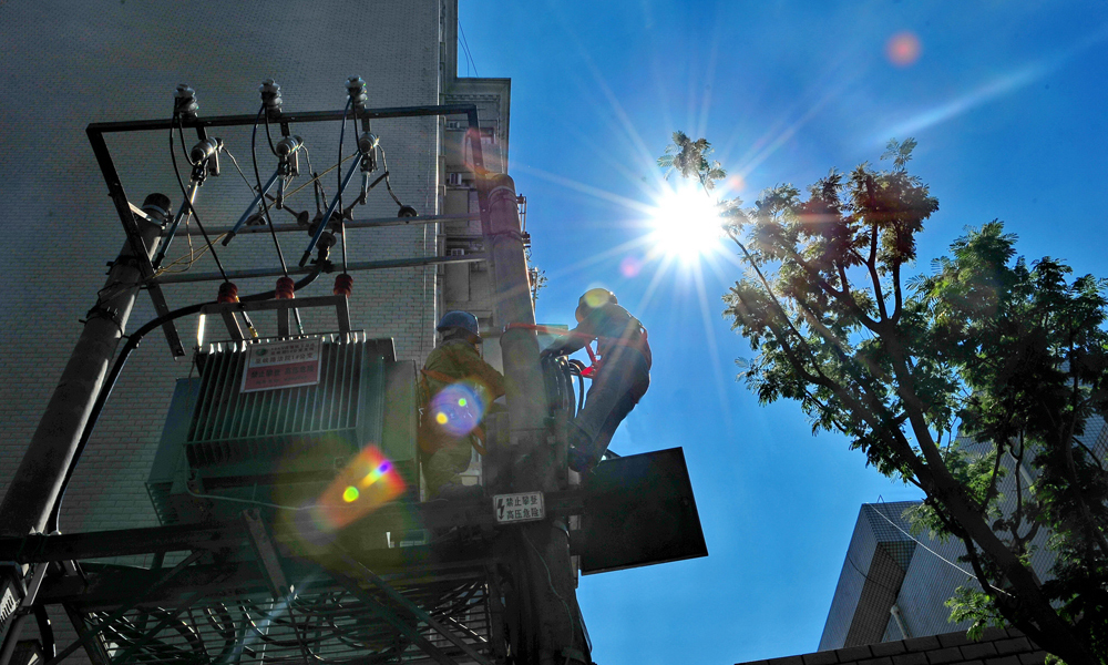 7月份以來，我國一半的國土被熱浪席卷，部分地區日最高氣溫達到40~42攝氏度，突破當地有氣象記錄以來的歷史極值。此次高溫天氣持續時間長、范圍廣、強度大，給電網安全運行帶來嚴峻考驗。在這樣的高溫環境下，有這樣一群電網人，他們面對高溫，不辭辛苦，依然堅守在酷熱的戶外工作崗位上，為保障千家萬戶的安全可靠用電盡職盡責。他們用自己對工作的“熱”愛換來了廣大居民的一份清涼。7月24日，湖北巴東縣城巫峽路法院宿舍旁一變壓器過載燒壞，致使300多戶1000多居民供電中斷。湖北巴東縣供電公司迅速組織人員調運變壓器，進行搶修。 （王祖滿 攝）