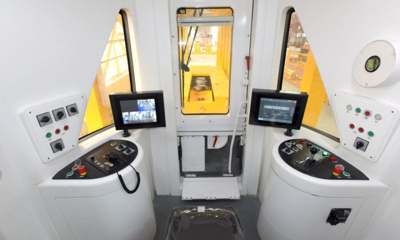 懸掛式單軌列車的軌道在車的正上方，環形軌道“抱著”列車轉向架，軌道與列車的“腿”融為一體，行駛中既不受雨雪天氣影響，也不會有脫軌的風險。圖為列車的司機室（資料照片）。