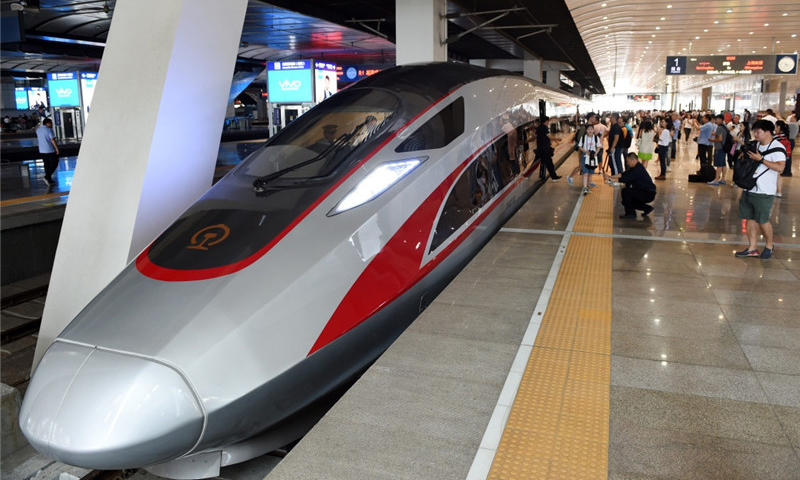 “復興號”是由中國鐵路總公司牽頭組織研制、具有完全自主知識產權、達到世界先進水平的中國標準動車組。（新華社記者 鞠煥宗 攝）