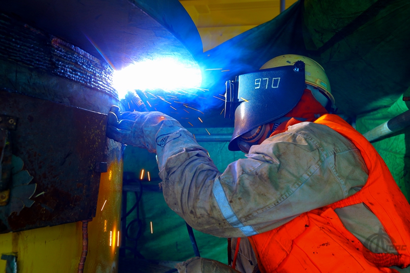 文昌9-2/9-3 海上組塊浮拖項目：焊接人員對組塊底部與樁腿進行焊接工作。（來源：中國海洋石油總公司）