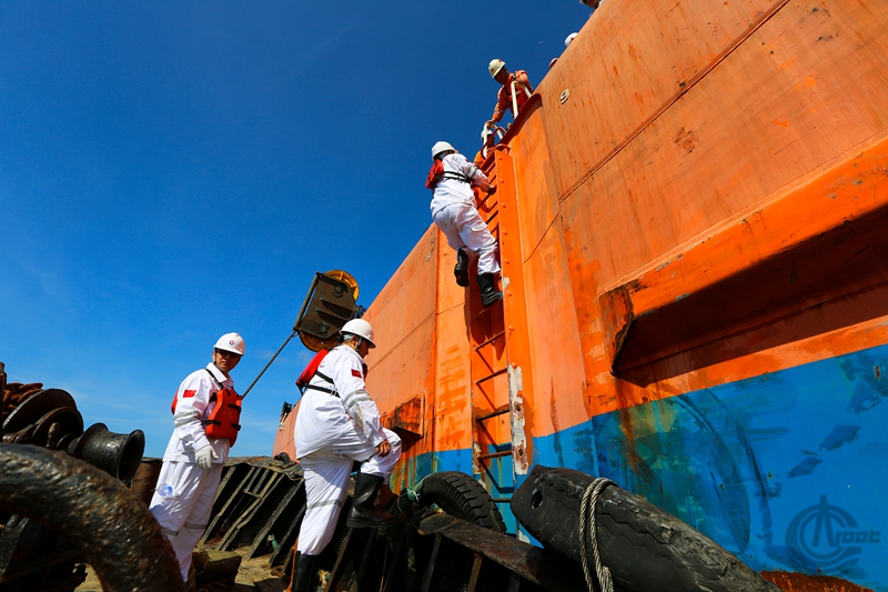 文昌9-2/9-3 海上組塊浮拖項目：施工人員登上駁船進行施工作業。（來源：中國海洋石油總公司）