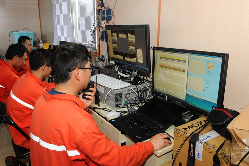 項目人員全身貫注觀測船舶定位。（來源：中國海洋石油總公司）