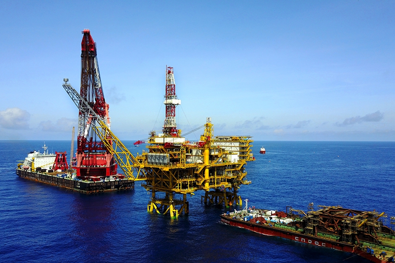 5月31日10時25分，在南海，海油工程“海洋石油228”駁船“挺舉”重達近1.3萬噸的文昌9-2/9-3上部平臺，又將其穩穩鑲嵌在扎根海底的導管架上。此次作業我國首次實現了浮托技術的完全自主設計，兩項國產新成果首次應用，打破了國外的技術壟斷。（來源：中國海洋石油總公司）