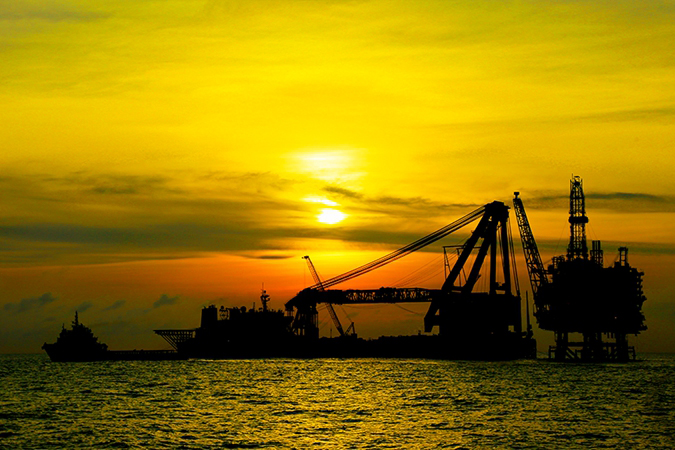 文昌9-2／9-3 海上組塊浮拖完工后晚霞中的文昌油田與藍鯨號剪影照。（來源：中國海洋石油總公司）