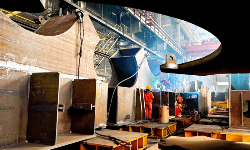 河北省秦皇島市山海關區中鐵山橋集團有限公司的前身是始建于1894年的山海關造橋廠。憑借著一代又一代“山橋”人傳承下來的高超制造技術、至精至善的“工匠精神”和品牌積淀，中鐵山橋的產品跨山越海，走出國門、走向世界。（新華社記者 楊世堯 攝）