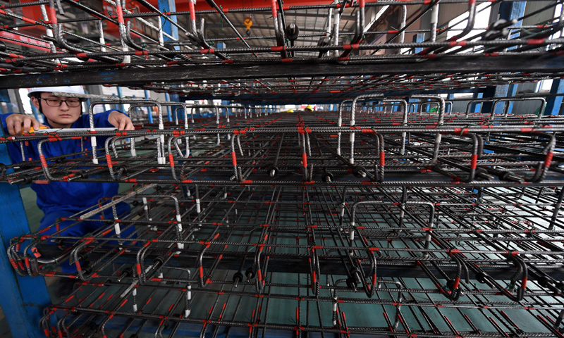 近兩年來，王偉和他的創新團隊在昌贛高鐵客運專線工程中，圍繞CRTSⅢ型先張法軌道板的預制工藝進行技術攻關，先后研發獲得軌道板智能霧化養護系統、軌道板智能平衡脫模吊裝機等7項國家實用新型專利，有效降低了生產成本，提高了軌道板的質量和標準化水平。圖為創新團隊的李偉在CRTSⅢ型先張法軌道板預制中進行質量檢測。（新華社記者 宋振平 攝）