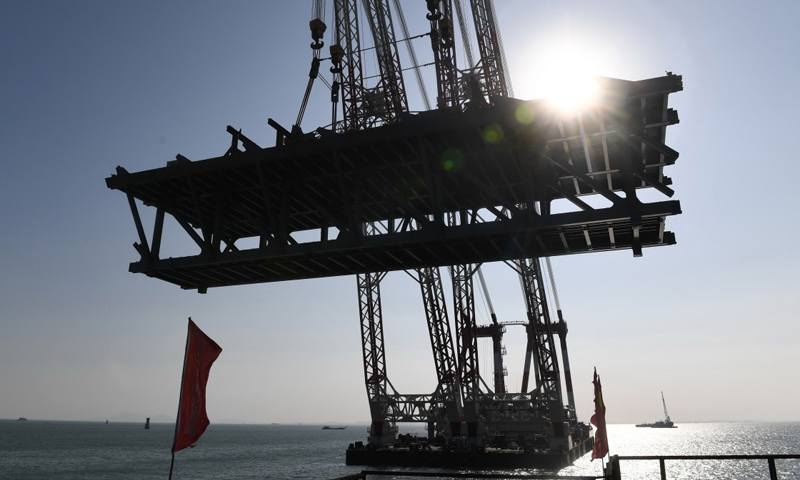 起吊中的平潭海峽公鐵兩用大橋3400噸鋼桁梁。（新華社記者 林善傳 攝）