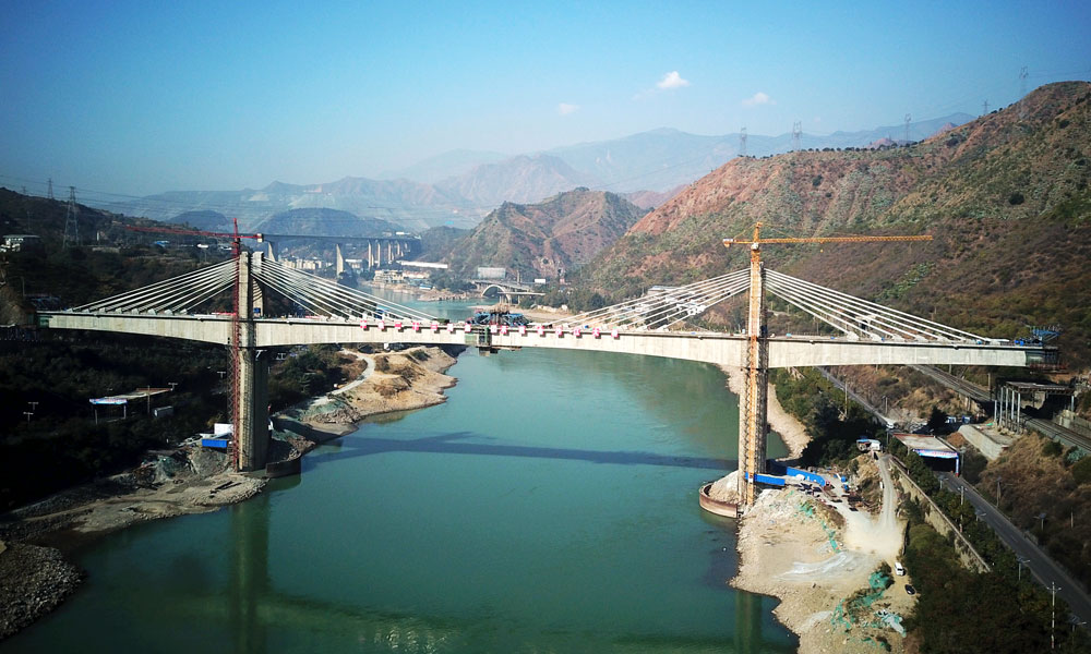 2018年1月22日凌晨4點，由中國鐵道建筑有限公司所屬中鐵二十三局負責施工的國內跨度最大的在建雙線鐵路矮塔斜拉橋——攀枝花金沙江大橋完成主跨合龍澆筑，標志著成昆鐵路擴能改造工程建設取得重大進展。