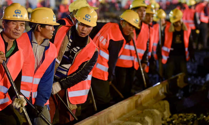 20日凌晨，由中鐵四局負責施工的南（平）龍（巖）鐵路順利完成該線路最大規模站改撥接施工，經過近1500名工人連續8個多小時的緊張作業，既有贛龍鐵路、贛瑞龍鐵路、漳龍鐵路成功接入龍巖站新建站場，與新建南龍鐵路實現交匯。（新華社記者 宋為偉 攝）