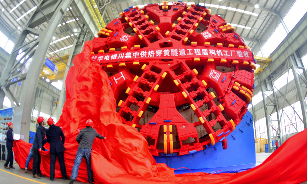2018年1月18日，國產首臺穿越黃河供暖管道大直徑泥水平衡盾構機“初心號”在湖南長沙下線。（黃星霖 攝）