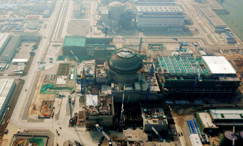 2018年1月17日，“華龍一號”示范工程福清核電5號機組反應堆壓力容器從大連港口運至福清核電大件碼頭開始吊裝作業，預計本月底前安裝就位。圖為“華龍一號”示范工程福清核電5號機組全景。（新華社記者 魏培全 攝）