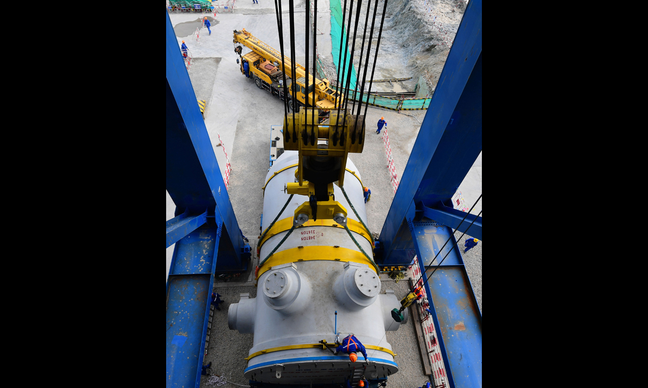 中核集團福建福清核電有限公司工作人員介紹，反應堆壓力容器是核電廠唯一無法更換的關鍵主設備。圖為2018年1月17日，福清核電5號機組反應堆壓力容器被吊裝至反應堆廠房龍門架下。（新華社記者 魏培全 攝）